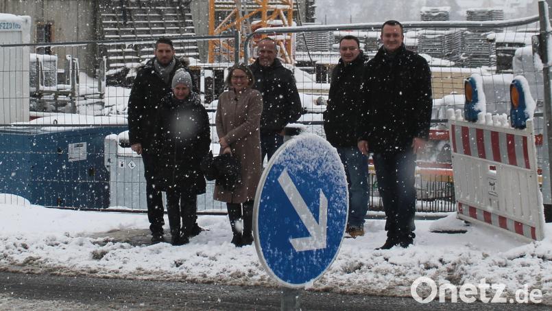 Bundestagsabgeordnete Susanne Hierl (Dritte von links) besichtigte zusammen mit den Vertretern des CSU-Ortsverbandes um (von links) Florian Bart, Wina Pamler, Christian Steger, Max Klose und Patrick Fröhlich unter anderem die neu errichtete Querungshilfe an der B14. Bild: paf