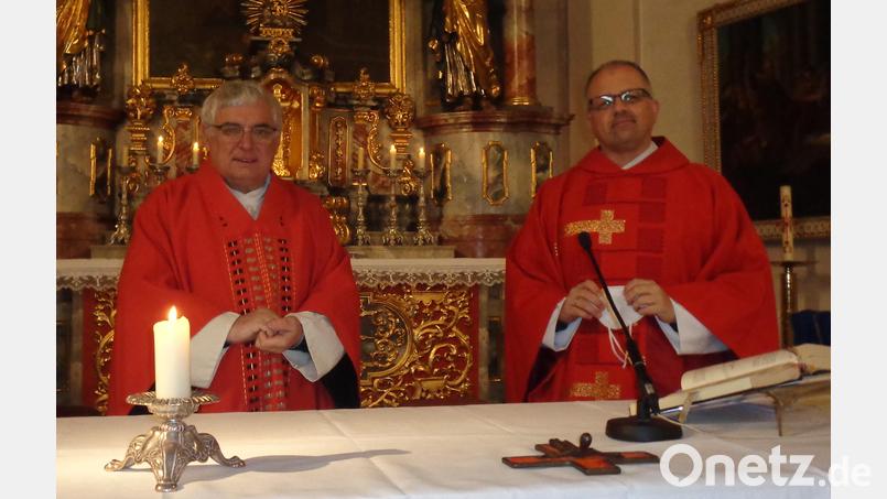 Regionaldekan Holger Kruschina (rechts) und Pfarrer Eugen Wismeth feierten gemeinsam den Gottesdienst. Bild: amö