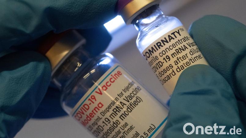 Ampullen mit den Impfstoffen der Hersteller Moderna (links) und Biontech: Wie wirksam sind die beiden gegen die Omikron-Variante? Symbolbild: Stefan Puchner/dpa