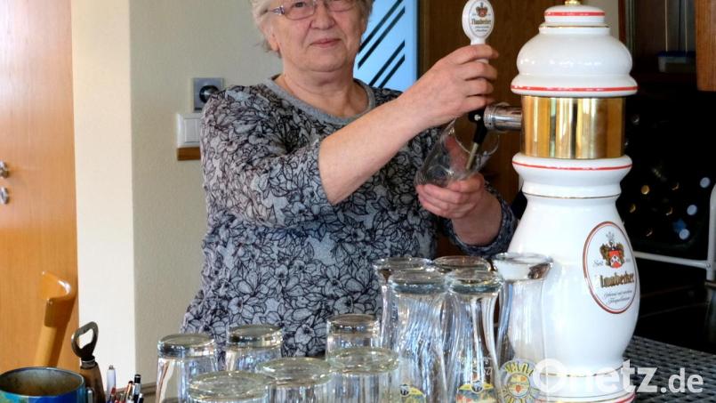 Wirtin Sibylla Deml-Warta wird in ein paar Wochen die letzte Halbe Bier zapfen. Bild: mab