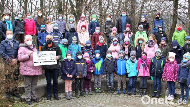 Auch die Schulkinder durften bei der Spendenübergabe mit dabei sein, coronabedingt leider nur mit Maske. Vorne, von links: GOV-Vorsitzender Martin Stigler, Kassiererin Agnes Schneeberger und Fördervereinsvorsitzender Joseph Salomon; hinten, von links: Lehramtsanwärterin Marie Fischer und Schulleiterin Ortrud Sperl. Bild: Josef Böhm