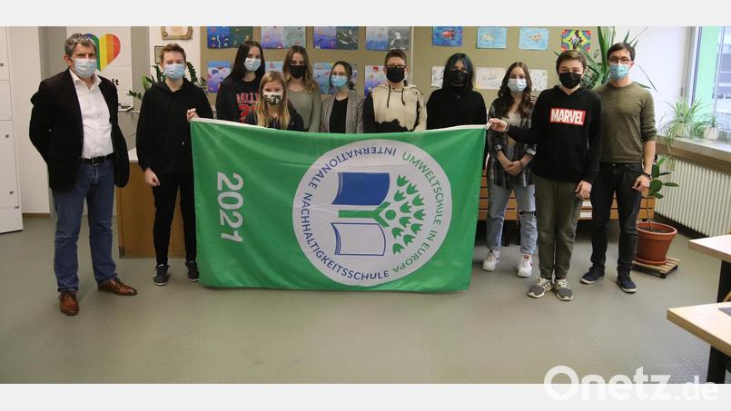 Die Umwelt-AG des HCA-Gymnasiums zusammen mit Schulleiter OStD Dieter Meyer (links) und dem Kunstlehrer Daniel Bischoff (rechts). Bild: mfh