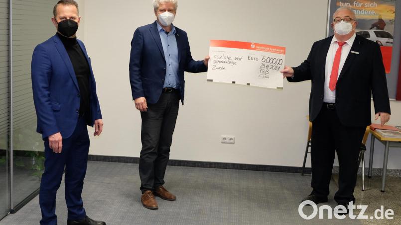 Vorstandsvorsitzender Gerhard Hösl (links) hat den Scheck mitgebracht. Bürgermeister Robert Lindner (Mitte) nimmt die Spende stellvertretend für alle Empfänger von Ulrich Höcker, Leiter der Geschäftsstelle Floß, entgegen. Bild: Silvia Philipp/Sparkasse Floß/exb