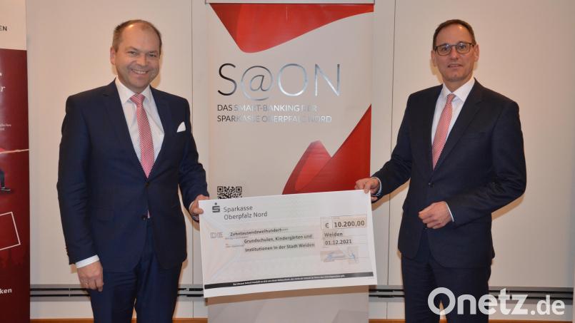 Hans-Jörg Schön (links) und Robert Stahl präsentieren den Spendenscheck. Bild: Kunz