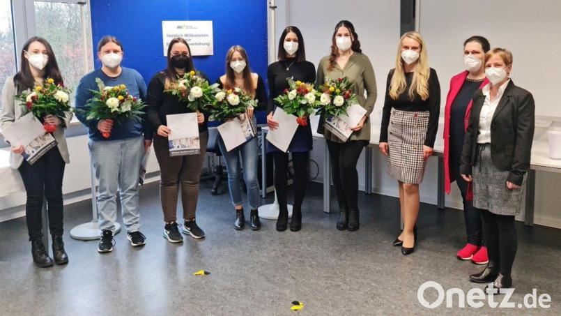 Aus der Berufsfachschule für Krankenpflegehilfe haben insgesamt sieben Absolventinnen den Staatspreis erhalten. Bild: Kliniken Nordoberpfalz/exb