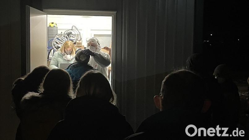 Der ERSC Amberg hatte keine Mühen gescheut und den Fans einen besonderen Service geboten: In einem Container vor dem Eisstadion wurden die Besucher getestet. Bild: brü