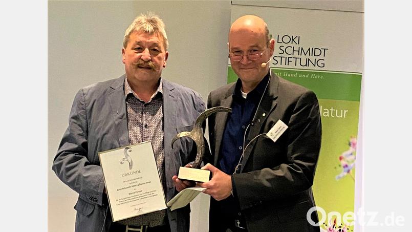 Horst Pirner (links) erhielt die Loki-Schmidt-Silberpflanze, eine Naturschutz-Auszeichnung, für seine Verdienste um die Stiftungsfläche in Königstein. Bild: Loki-Schmidt-Stiftung/exb