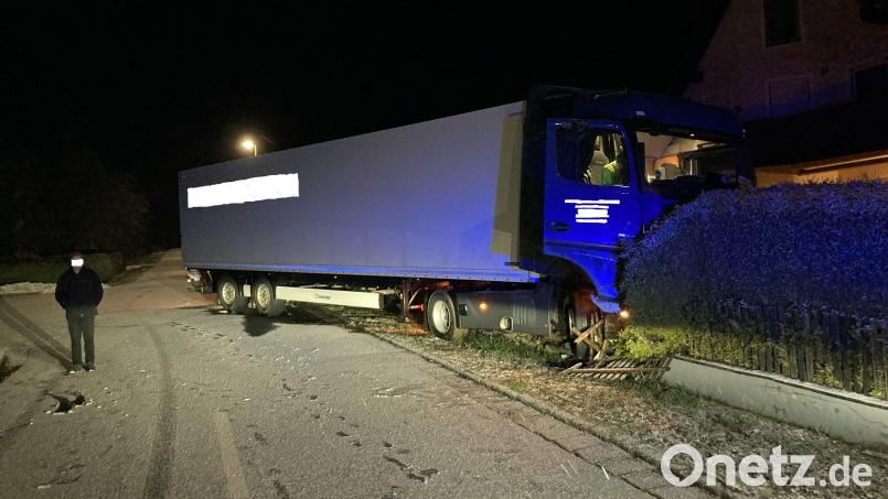In einem Vorgarten in Forsthof endete am Donnerstagabend die Fahrt eines 28-Jährigen mit seinem Sattelzug. Bild: Polizeiinspektion Sulzbach-Rosenberg/exb
