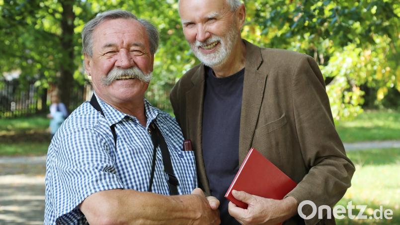 Zwischen Josef Götz (links) und Ludek Thomayer (Historiker, Konrektor und ehemaliger Zweiter Bürgermeister von Horšovský Týn) stimmt die Chemie, ein wichtiger Aspekt für gelebte Partnerschaft. Die Aufnahme entstand zu 15 Jahre Städtepartnerschaft im Oktober 2019. Archivbild: Gerhard Götz