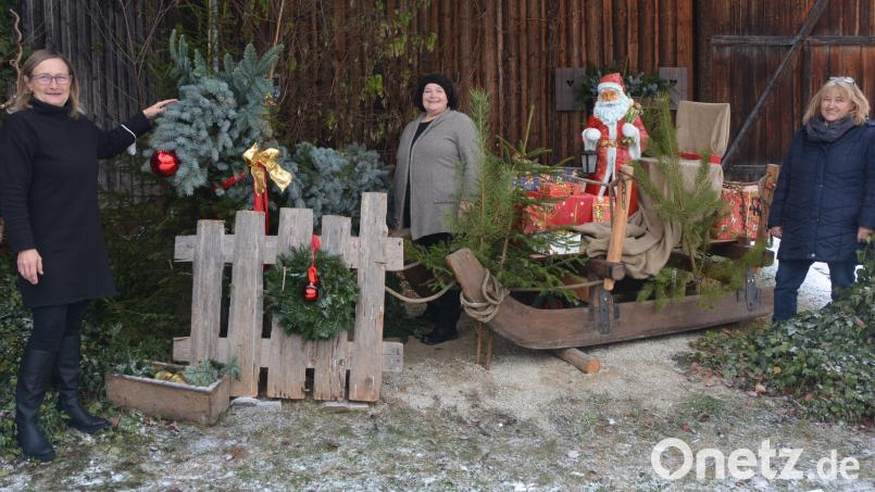 Der Nikolaus wartet im Innenhof der Gästeinformation auf die kleinen Besucher, die in einer Kiste nach der Weihnachtspost und kleinen Geschenken suchen können. Aufgebaut wurde der Schlitten mit dem Nikolaus von Roswitha Schmeller (Mitte), mit dabei Ursula Stingl (links) von der Gästeinformation, sowie Brigitte Meyer, Vorsitzende des Tourismusvereins. Bild: jr