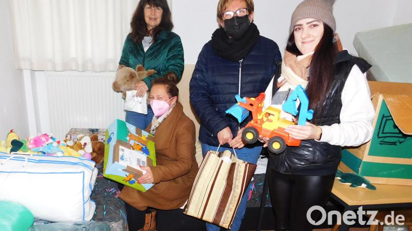 Patrizia Waris und Teres Aleksa (Zweite und Dritte von links) haben bereits Spendenartikel ins Falkenheim gebracht. Claudia Fischer (links) und Kimberly Barding (rechts) freuten sich darüber, dass die Hilfsaktion so gut angelaufen ist. Bild: hai