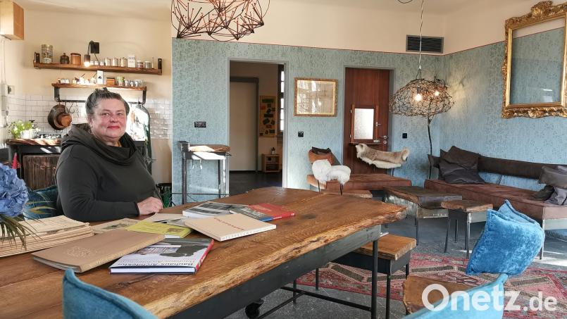Immobilienmaklerin Elke Probst hat in der ehemaligen Posthalle ihren Besprechungsraum eingerichtet. Bild: Portner