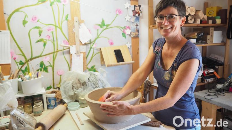 Hier formt Bettina Paa in ihrer Werkstatt in Stadlern ein Waschbecken aus Ton. Den Prototyp hat sie selbst schon in Gebrauch. Bild: bl