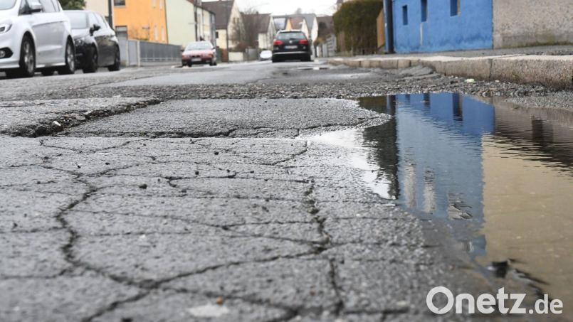 Die Wallensteinstraße am Stockerhut müsste dringend ausgebessert werden. Doch dafür hat die Stadt kein Geld. Archivbild: Gabi Schönberger