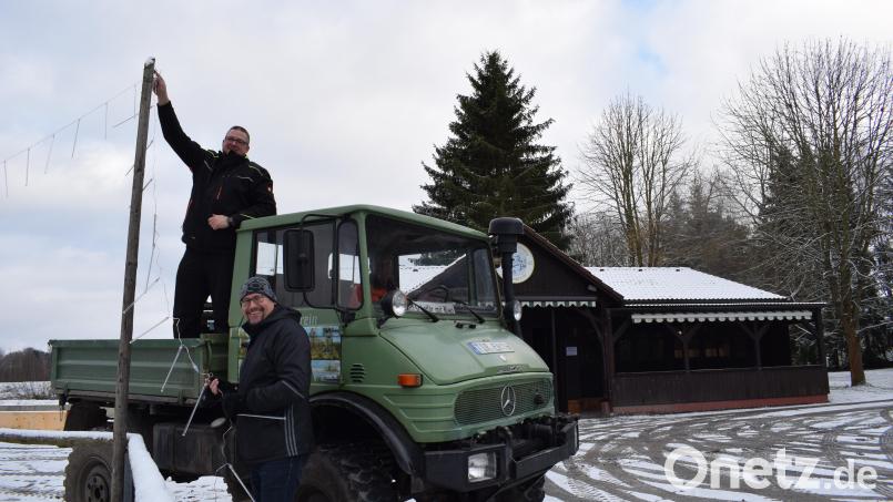 Für etwas Weihnachtsmarkt-Stimmung sollen bei der &quot;Kulinarischen Weihnacht to go&quot; Lichterketten sorgen. Fischereivereinsvorsitzender André Röckl (links) und Stiftlandgriller-Kassier Karsten Heßing (rechts) bei den Vorbereitungen. Bild: szl
