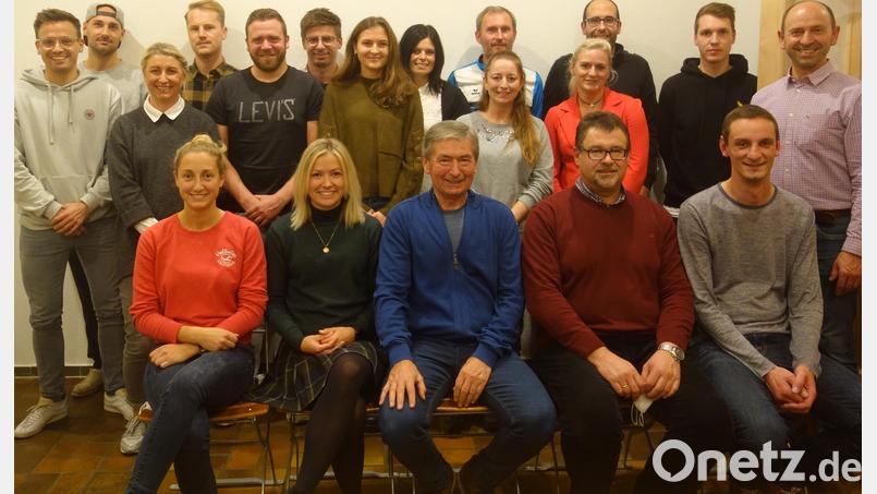 Der neue Vorstand der DJK Ensdorf mit den Vorsitzenden Linda Trager, Lothar Trager und Christian Scharl (sitzend, Zweite bis Vierter von links). Bild: tra