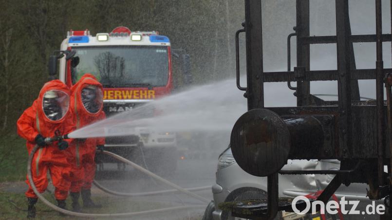 Wenn Gefahrgut ins Spiel kommt, ist die Feuerwehr mit besonderen Schutzanzügen unterwegs. Neben der Ausrüstung ist für solche Fälle auch jede Menge Know-how erforderlich, das ständig aktualisiert werden muss. Bild: Hans-Jürgen Schlosser/exb