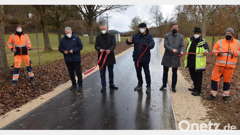 Der Lauterach-Radweg von Schmidmühlen bis Schwarzmühle ist freigegeben (von links): Landrat Richard Reisinger, Landtagsabgeordneter Harald Schwartz, Bürgermeister Peter Braun, der Bauamt-Bereichsleiter für Straßenbau Tobias Bäumler und Bauoberrat Stefan Noll vom Staatlichen Bauamt Amberg-Sulzbach. Bild: bö