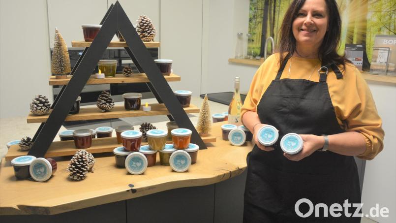 420 Gläser mit selbst gemachter Marmelade hat Aktion-Lichtblicke-Schirmherrin Claudia Grillmeier mit einem 13-köpfigen Helferinnen-Team für den Verkauf vorbereitet. Erhältlich sind sie am Samstag, 4. Dezember, ab 10 Uhr am Unteren Marktplatz in Mitterteich. Bild: jr