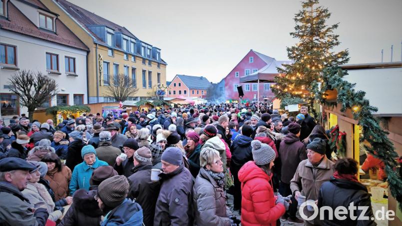 Kaum vorstellbar und doch erst zwei Jahre her: Besucher drängen sich auf dem Wernberg-Köblitzer Adventsmarkt, der heuer zum zweiten Mal in Folge ausfällt. Archivbild: twi