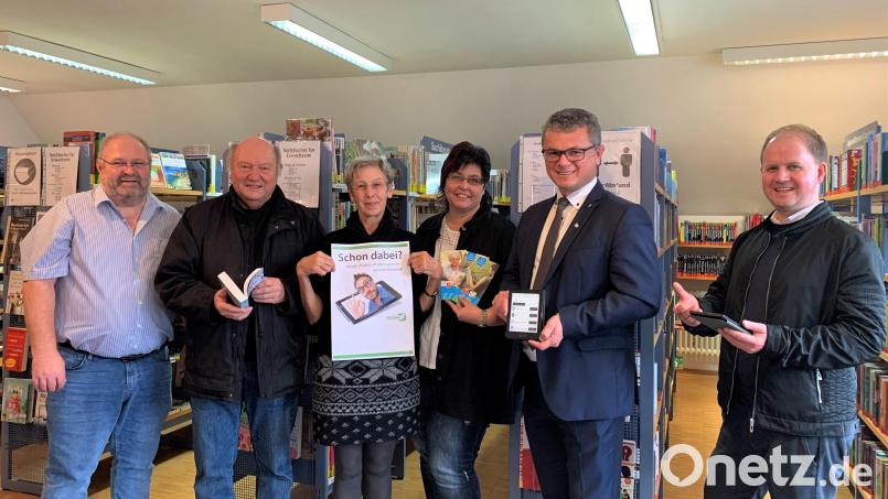 Das Team der Bücherei – Markus Wondraschek, Rita Lang und Andrea Käsbauer - stellt Bürgermeister Martin Birner, Pfarrer Stefan Wagner und Alois Wild die neuen digitalen Serviceangebote der Bücherei vor. Bild: Ulrike Meixner/exb