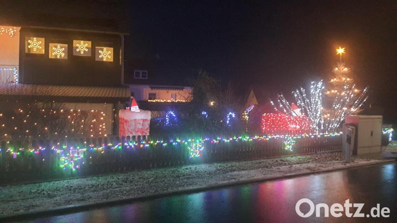 Das &quot;Ernestgrüner Weihnachtshaus&quot; nach der Eröffnung am ersten Adventssonntag. Bild: Julia Dietl/exb