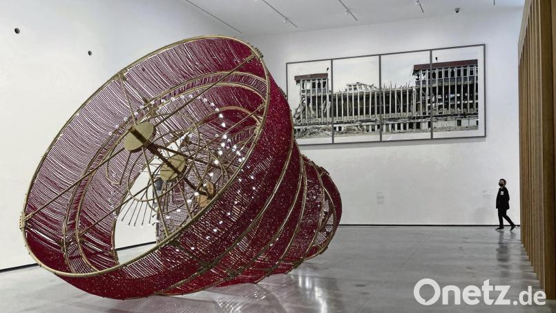 Der mit 60 000 Perlen gefertigte Kronleuchter „Descending Light“ des Kunststars Ai Weiwei inszeniert im Museumseingang den untergehenden Kommunismus. Bild:  Manuel Meyer/dpa