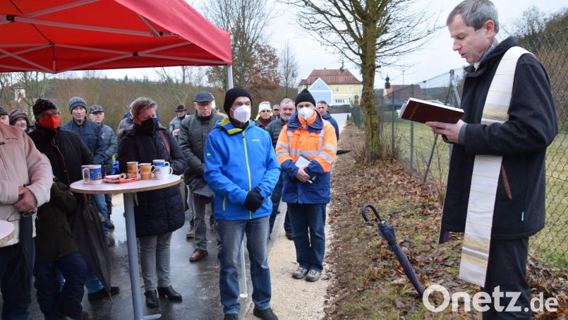 Viele Bürger waren gekommen. Pfarrer Werner Sulzer erinnerte an den Schutzheiligen der Reisenden, den heiligen Christophorus, ehe das Freigabeband durchschnitten wurde. Bild: bö