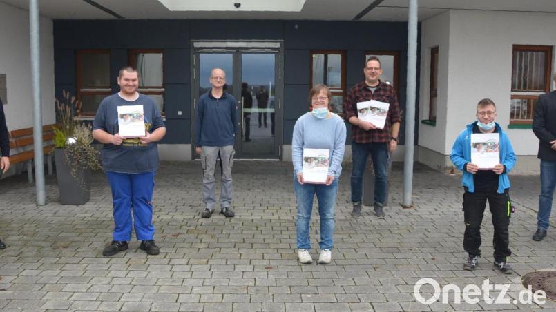 Zertifikate für das erfolgreiche Durchlaufen des Berufsbildungsbereiches gab es in den KJF-Werkstätten St. Elisabeth. Im Bild (von links) Einrichtungsleiter Dr. Karl Kick, Lukas Haberkorn, Werkstattrat Stefan Rösch, Milena Wegener, Bildungsbegleiter Jürgen Hahn, Luca Selch und Maximilian Schmid vom Begleitenden Dienst. Bild: jr