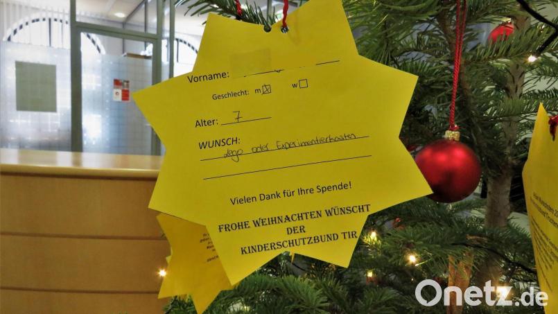 Auf 25 große Sterne haben Kinder für den Christbaum in der Sparkassenfiliale Tirschenreuth ihre Wünsche ans Christkind notiert. Wer diesen Buben und Mädchen aus bedürftigen Familien an Weihnachten glücklich machen möchte, kann sich einen Stern holen und den jeweiligen Wunsch erfüllen. Bild: ubb