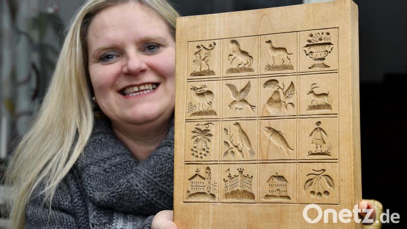 Damit hat alles angefangen: Kristina Sandig zeigt das große 16-Feld-Model, das sie 2008 in Amberg auf einem Flohmarkt gekauft hat. Bild: Petra Hartl