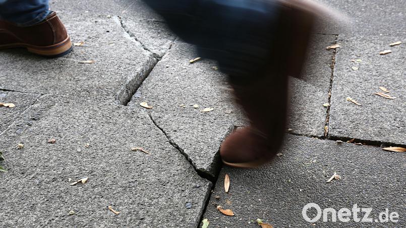Nach einem Sturz auf einem ramponierten Bürgersteig verklagte eine Bärnauerin die Stadt. Symbolbild: Oliver Berg/dpa