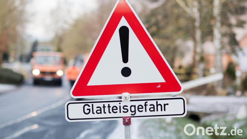 Ein Schild weist auf Glatteisgefahr hin. Foto: Julian Stratenschulte/dpa/Archivbild Bild: Julian Stratenschulte