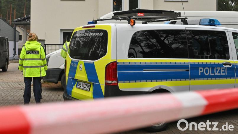 Ein Polizeiwagen am Einsatzort im Landkreis Dahme-Spreewald. Foto: Patrick Pleul/dpa-Zentralbild/dpa Bild: Patrick Pleul