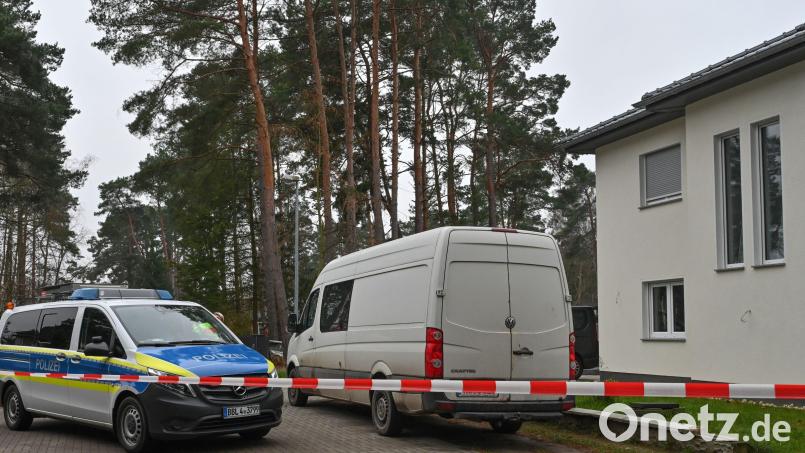 Die Polizei hat ein Einfamilienhaus in Königs Wusterhausen abgesperrt. Foto: Patrick Pleul/dpa-Zentralbild/dpa Bild: Patrick Pleul