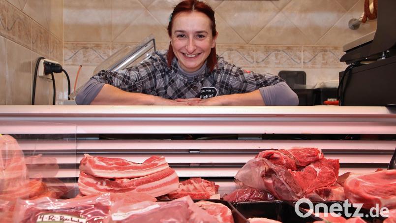 Verkaufsleiterin Marianne Piehler aus Irrenlohe, hier im familieneigenen Metzgereigeschäft, hat sich zur Fleisch-Sommelière weitergebildet.. Sie will sich für mehr Bewusstheit und Nachhaltigkeit beim Thema Fleisch stark machen. Bild: Thomas Dobler