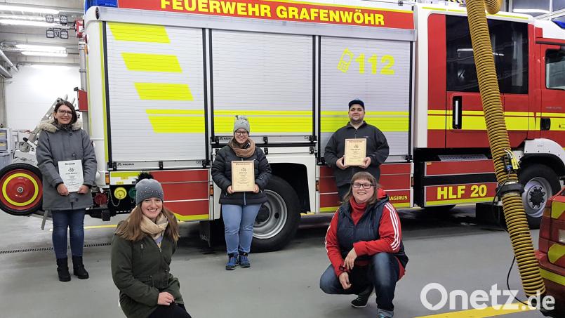 Für ihre langjährige Treue wurden Ramona Gradl (hinten, von links), Katja Wölfl und Markus Kappl von Tambourmajorin Melanie Kappl (vorne, von rechts) und Isabelle Moeller geehrt. Bild: rgr