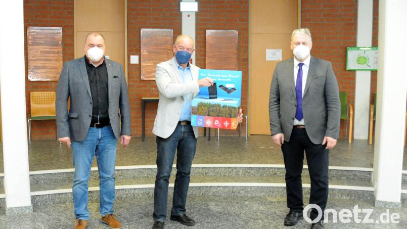 Landrat Richard Reisinger (rechts) und der Leiter des Amtes für Abfallwirtschaft, Robert Graf (links), haben dem Kümmersbrucker Bürgermeister Roland Strehl eine Sammelbox für Handys übergeben. Bild: Christine Hollederer/exb