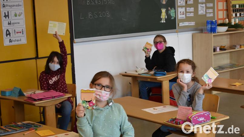 Stolz präsentieren Altenstädter Grundschüler ihre Lebensmittelretter-Führerscheine. Bild: sm