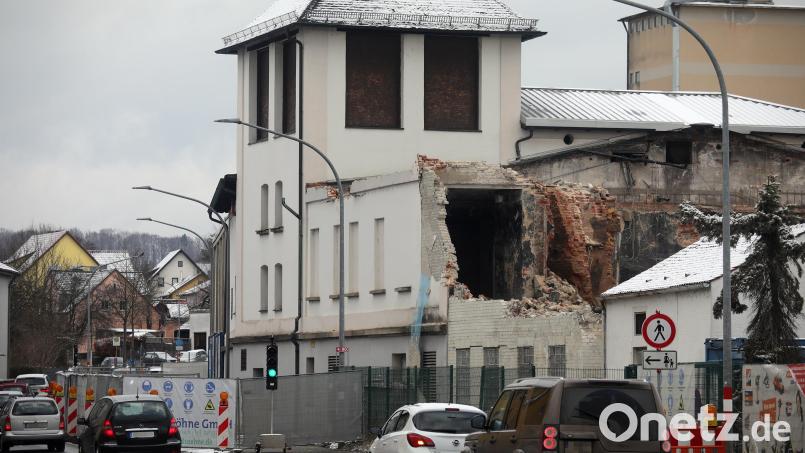 Inzwischen sind die Abbrucharbeiten am alten Schlachthof ganz nah an die Schlachthausstraße herangerückt. Deshalb ist sie momentan auch halbseitig gesperrt. Bild: Wolfgang Steinbacher