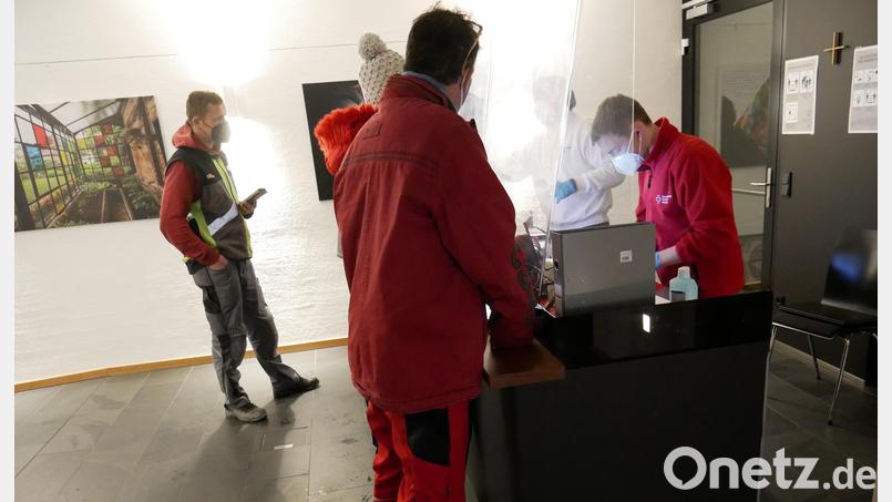 Im Eingangsbereich ist an der Theke die Anmeldung eingerichtet, an der die Testpersonen mit ihren Daten aus der vorher getätigten Registrierung erfasst werden. Bild: hmr