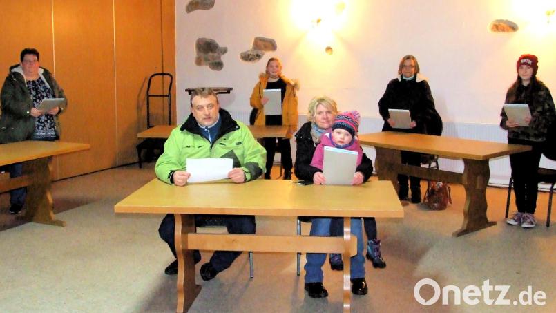 Für Tonaufnahmen treffen sich die Mitwirkenden um Josef Kleber (sitzend, vorne) im neuen Kultursaal des Theatervereins &quot;Dorfbühne&quot;. Bild: fjo