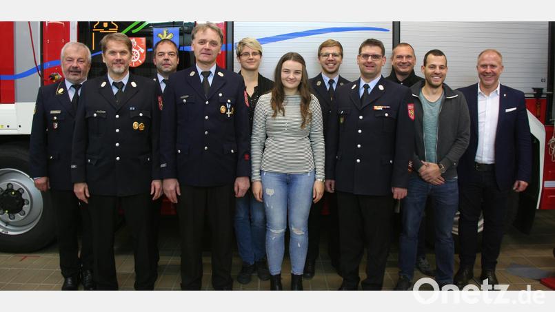 Der neu gewählte Vorstand des Feuerwehrvereins (von links) Kreisbrandrat Fredi Weiß, Stellvertretender Kommandant Stefan Reindl, Kreisbrandmeister Marco Weiß, Stellvertretender Vorsitzender Markus Nagler, Julia Mutzbauer, Claudia Weiß, Michael Hottner, Kommandant und neuer Vorsitzender Michael Werner, Markus Frauendorfer, Peter Grosser und Bürgermeister Marcus Eichenmüller. Bild: wfw