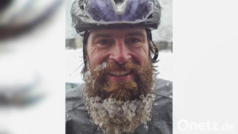 Jonas Deichmann kurz vor der Zielankunft nach 429 Tagen Dauertriathlon. Bild: Markus Weinberg/exb