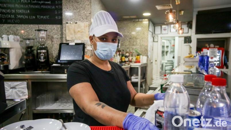 Maskenpflicht gilt auch im Imbiss. Die 2G-Regel besteht hier aber nur, wenn auch dort gegessen wird. Ihre Speisen mitnehmen dürfen also auch Ungeimpfte. Symbolbild: picture alliance/dpa