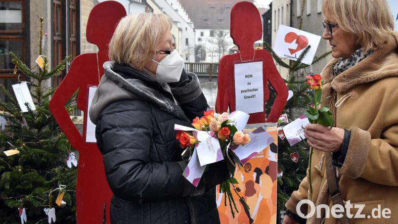 Das Rosenverteilen durch den SkF war Teil der Aktionswoche gegen sexualisierte Gewalt. &quot;Rosen statt Veilchen&quot; hieß es auf der Krambrücke in Amberg. Bild: Stephan Huber