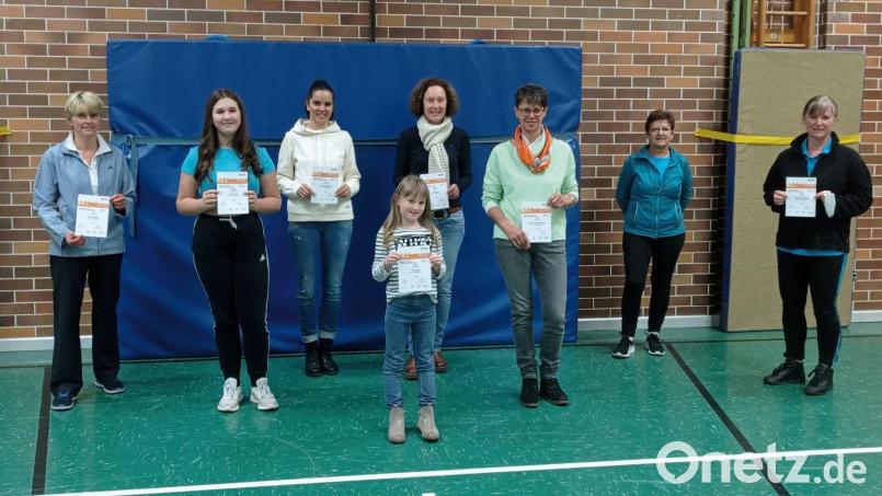 Mit Unterstützung von Rosemarie Winklmann und Birgit Kraus wurde das Sportabzeichen absolviert. Unser Bild zeigt (von links) Michaela Baier, Celina Knott, Veronika Brandstätter, Lara Eckert, Irene Reindl, Birgit Kraus, Elfriede Kraus und Rosemarie Winklmann bei der Urkundenübergabe. Bild: Elfriede Kraus/exb