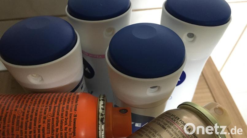 Die Gefahr lauert im Badezimmer: Schnüffeln an Treibgasen aus Deo- oder Haarspray kann tödlich enden. Eine 18-Jährige aus Sulzbach-Rosenberg löste aus der Kombination von Deospray und Zigarette am späten Donnerstagabend eine schwere Explosion aus, bei der sie sich schwerste Verbrennungen zuzog. Bild: san