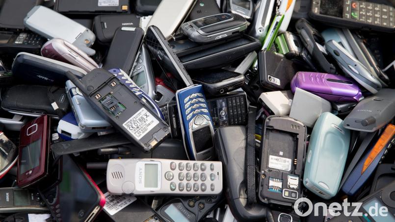 Wohin mit dem alten Handy? Auf jeden Fall nicht in die Mülltonne. Wertstoffhof oder jetzt auch das Rathaus sind bessere Alternativen. Symbolbild: Kay Nietfeld/dpa
