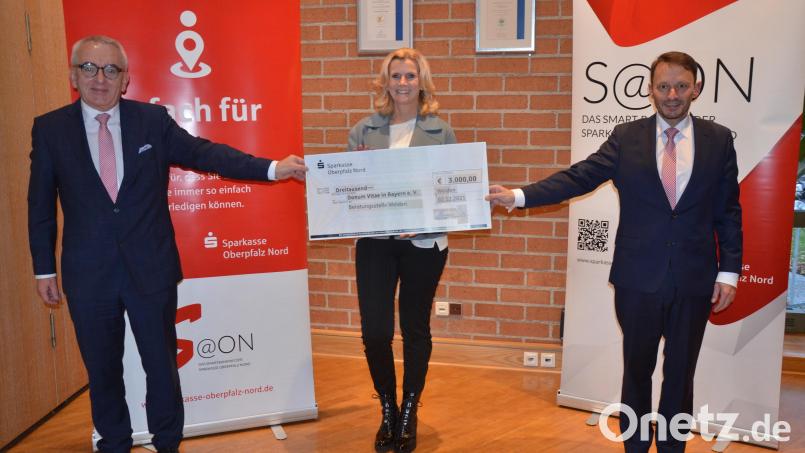 Spendenübergabe an Donum Vitae: (von links) Ludwig Zitzmann, Andrea Lang und Oberbürgermeister Jens Meyer. Bild: Kunz